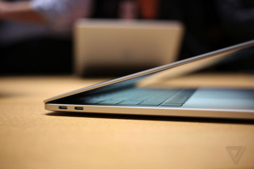 新MacBook Pro、iPhone 8やiPhone Xとケーブルで繋ぐにはアダプタか新しいケーブルが必要!
