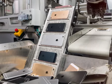 アップル、米国でのiPhone製造を希望 – トランプ政権高官「ロボットアームを待っている」状態と発言