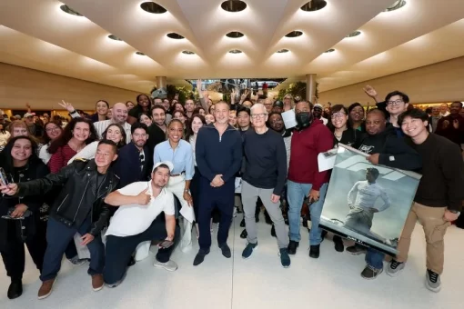 Apple CEOとブラッド・ピット、五番街ストアで「F1®/エフワン」をプロモーション