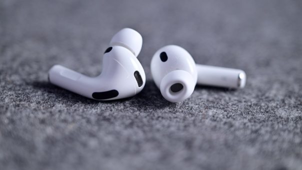 Apple、AirPods 4とPro 2/3向けベータファームウェアを公開|iOS 26.3対応の新機能とは